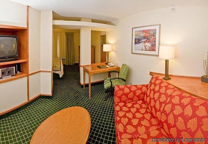 Fairfield Inn & Suites Burlington Room photo