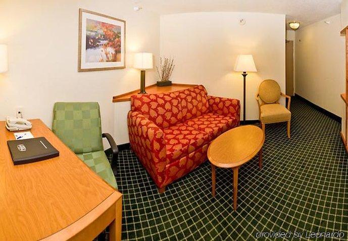 Fairfield Inn & Suites Burlington Room photo